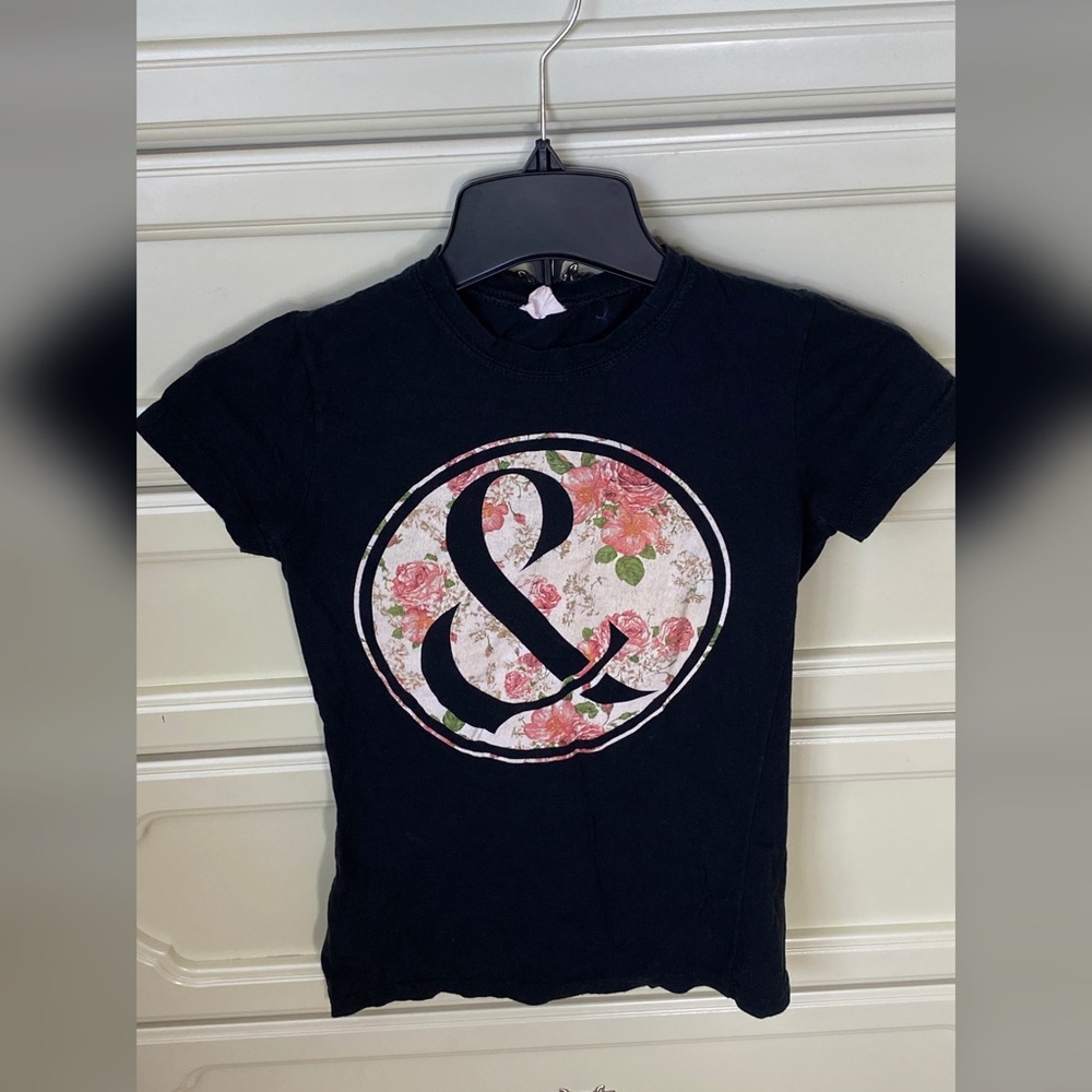 Black graphic tshirt